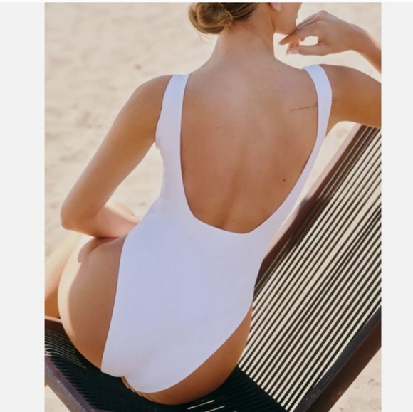 FARM Rio White One Piece PARROT PRINT SWIMSUIT NWT - Picture 2 of 3